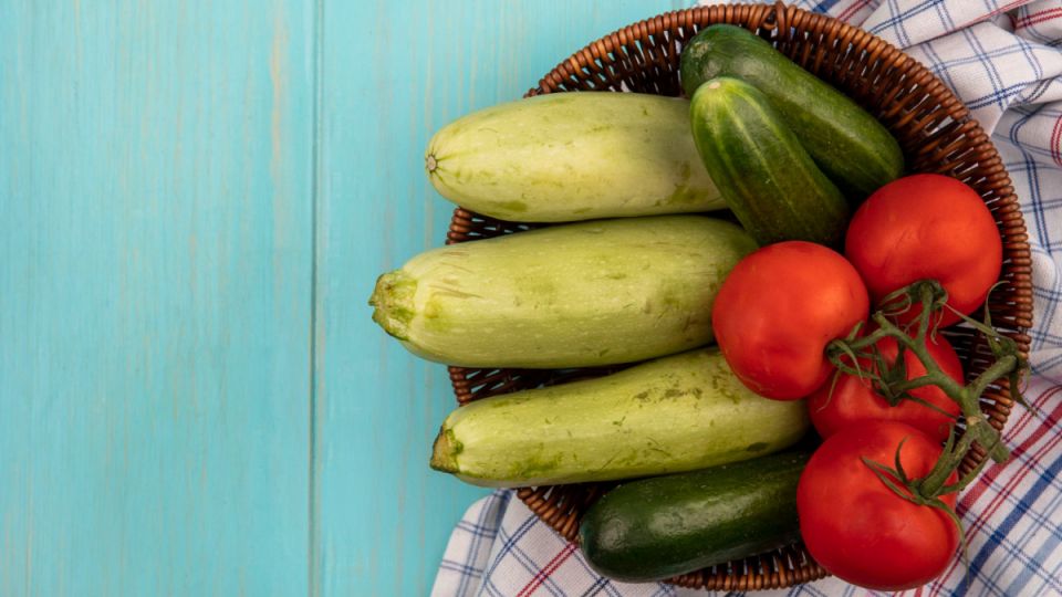 Блюдо «2+2+2» запомнится всем: ресторанная вкуснятина за 28 минут — нужны только кабачки, помидоры и лук