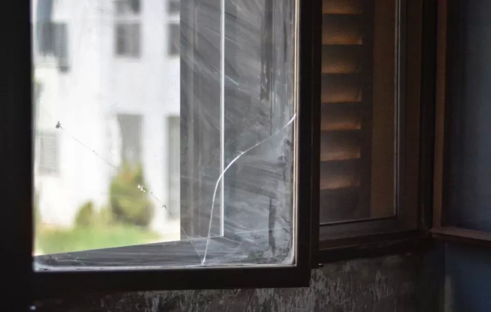 Заделываем трещину в стекле в домашних условиях: будет крепче нового и к стекольщику идти не придется