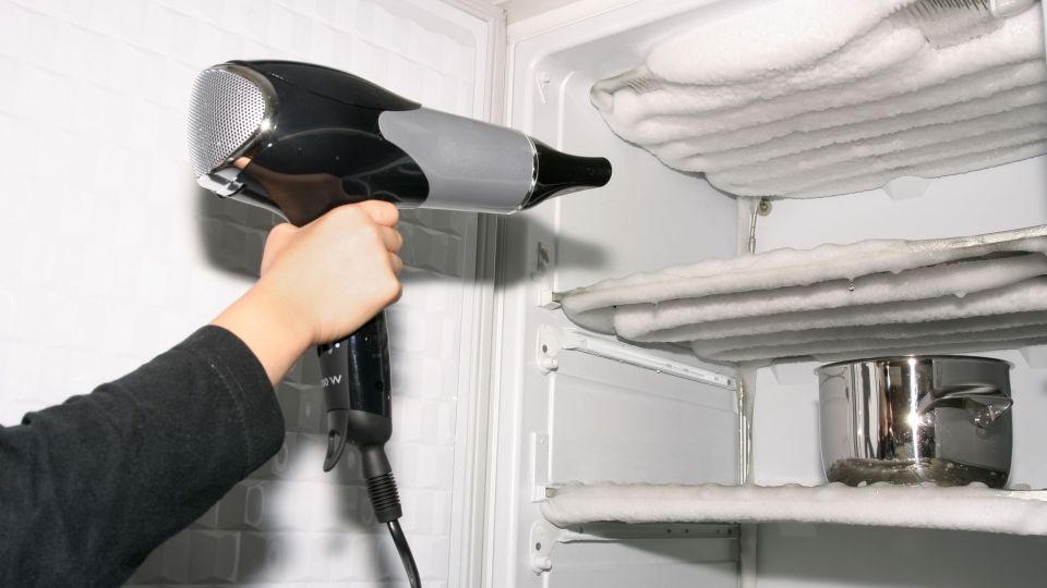 Фен пока отложите: как в считанные минуты разморозить холодильник вручную