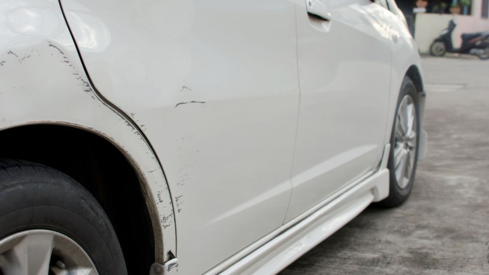 Что делать, если чужая машина оставила царапину на вашей?