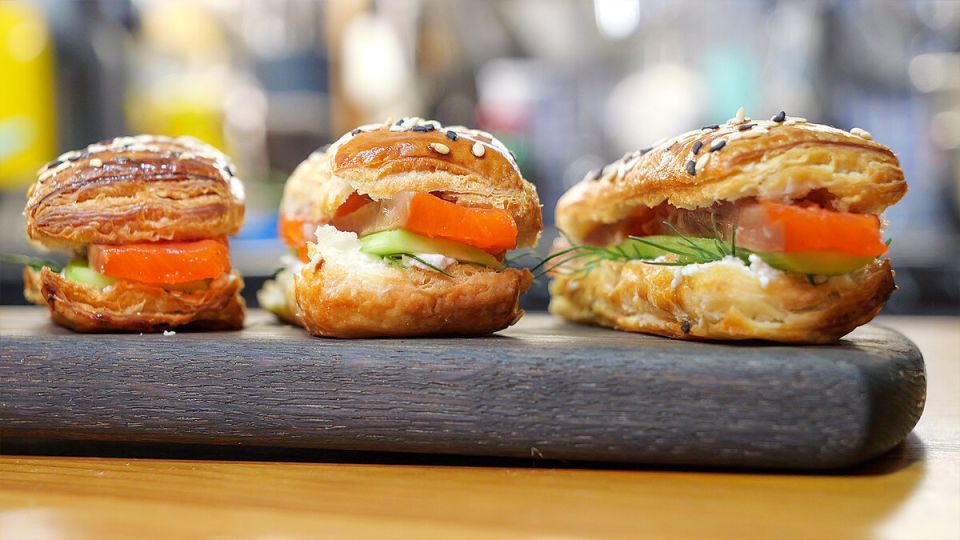 Невероятный ужин с яркими бутербродами из слоеного теста