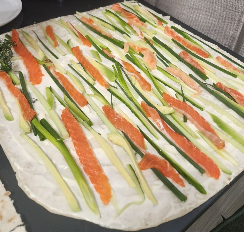 Рулетики с сёмгой: простой рецепт для праздничного стола