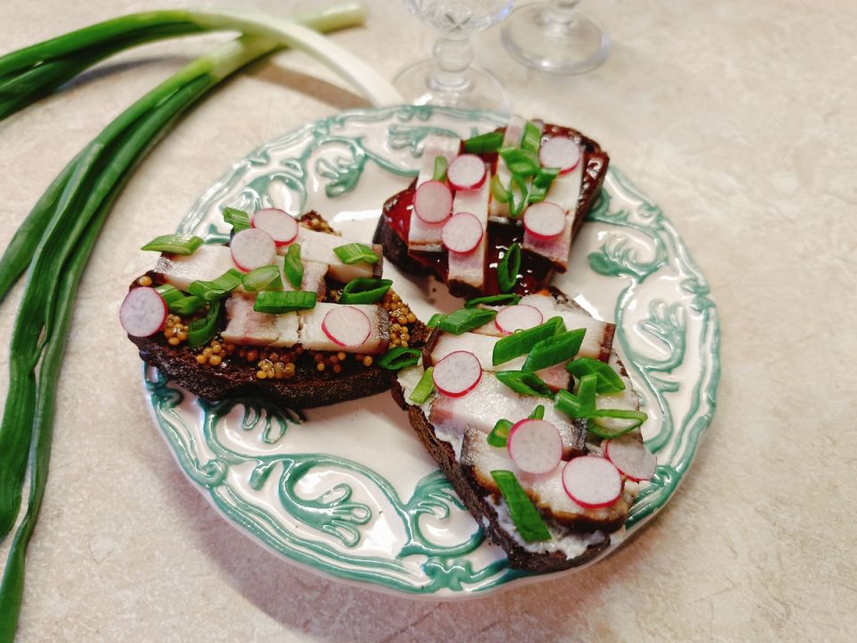 Бутерброды с копченым салом: Сытное угощение для настоящих гурманов