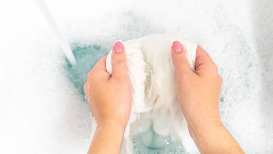 Жирное пятно сойдет даже с белой рубашки: это народное средство работает безотказно