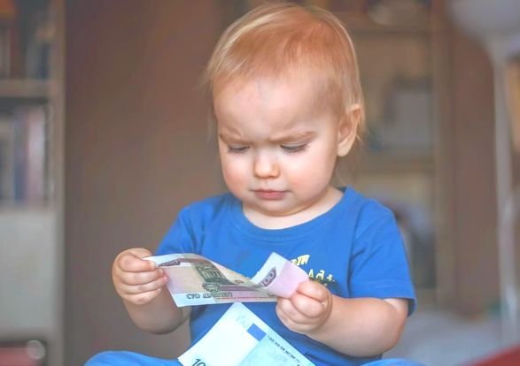 Новые пособия для родителей: как неработающие граждане могут получить финансовую поддержку