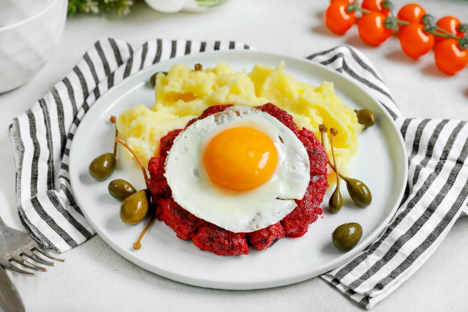 Кулинарный шедевр: Бифштекс Линдстрем с яркой свеклой