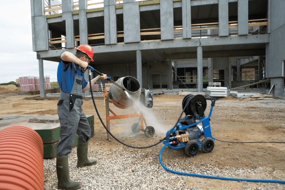 Гидродинамическая очистка как экономичный способ вернуть чистоту фасадам и оборудованию