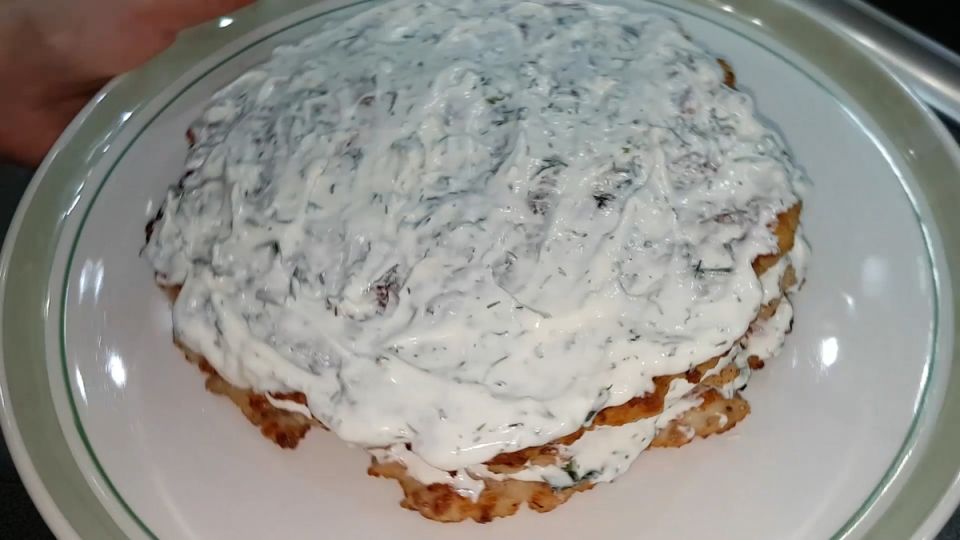 Торт из фарша и соуса превращает простой ужин в праздник