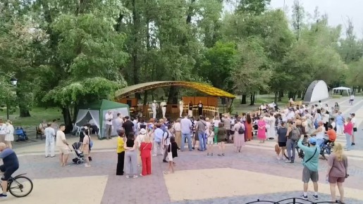 Это время, которое нельзя рассказать, его можно пить, наслаждаясь каждым глотком, катать на языке, его можно вдыхать, распахивать сердце в узнавании и совпадении мелодий и красок, делать паузы, чтобы обнять…