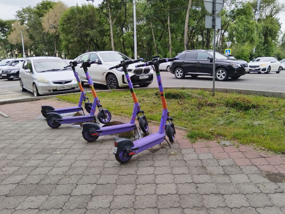На минувшей неделе на тротуарах Абакана появились новые самокаты, размещение которых нарушает сразу несколько городских документов, в том числе – Правила благоустройства территории города Абакана