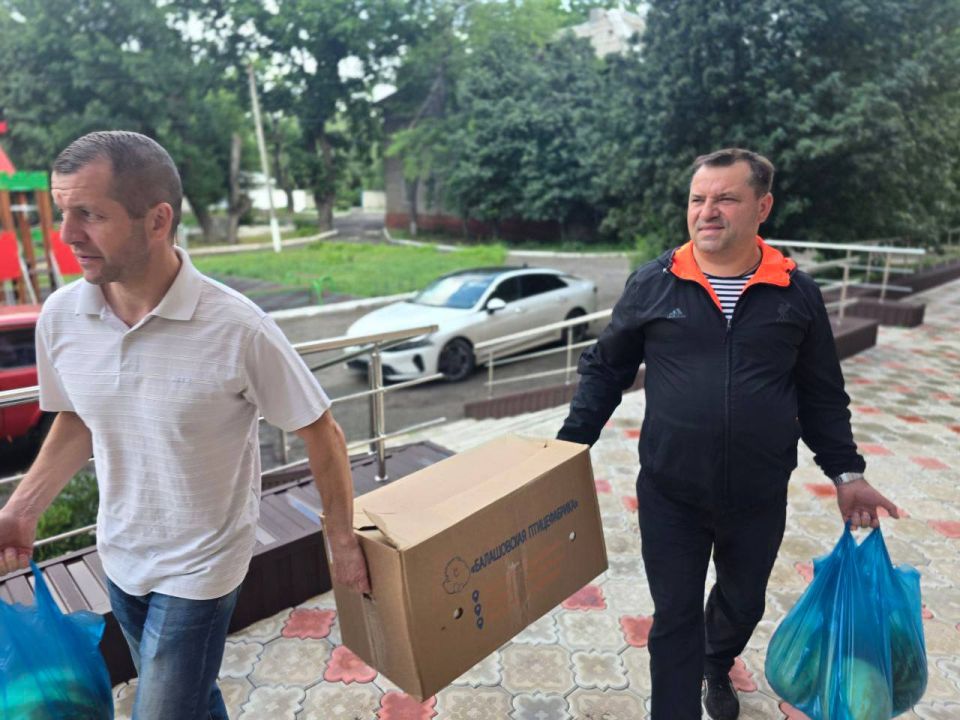 Сладкие подарки и фрукты воспитанникам Детского социально-реабилитационного центра в Горловке привезли Глава Абакана Алексей Лемин и руководитель «Абаканэнергосбыта», депутат Верховного Совета Хакасии Александр Петрук