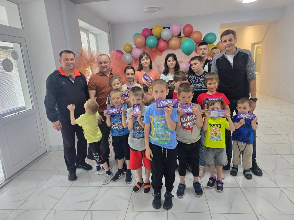 Сладкие подарки и фрукты воспитанникам Детского социально-реабилитационного центра в Горловке привезли Глава Абакана Алексей Лемин и руководитель «Абаканэнергосбыта», депутат Верховного Совета Хакасии Александр Петрук