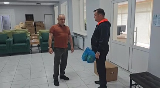 Сладкие подарки и фрукты воспитанникам Детского социально-реабилитационного центра в Горловке привезли Глава Абакана Алексей Лемин и руководитель «Абаканэнергосбыта», депутат Верховного Совета Хакасии Александр Петрук