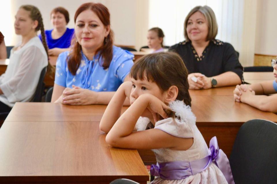 В Верховном Совете наградили участников творческого проекта детского рисунка