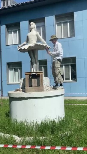 Скульптуру балерины, что стоит во дворе 3-ей абаканской школы, отреставрируют