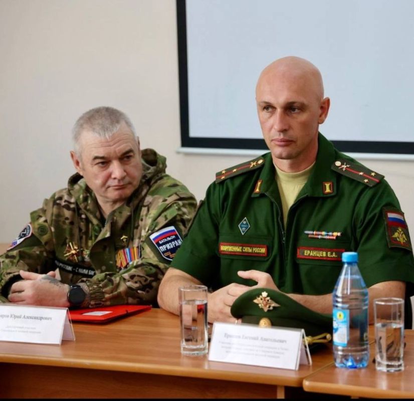 Депутат Александр Пащенко с участником программы «Герои Хакасии» Евгением Еранцевым посетил встречу со студентами истфака — «Хранители истории» в Хакасском национальном архиве