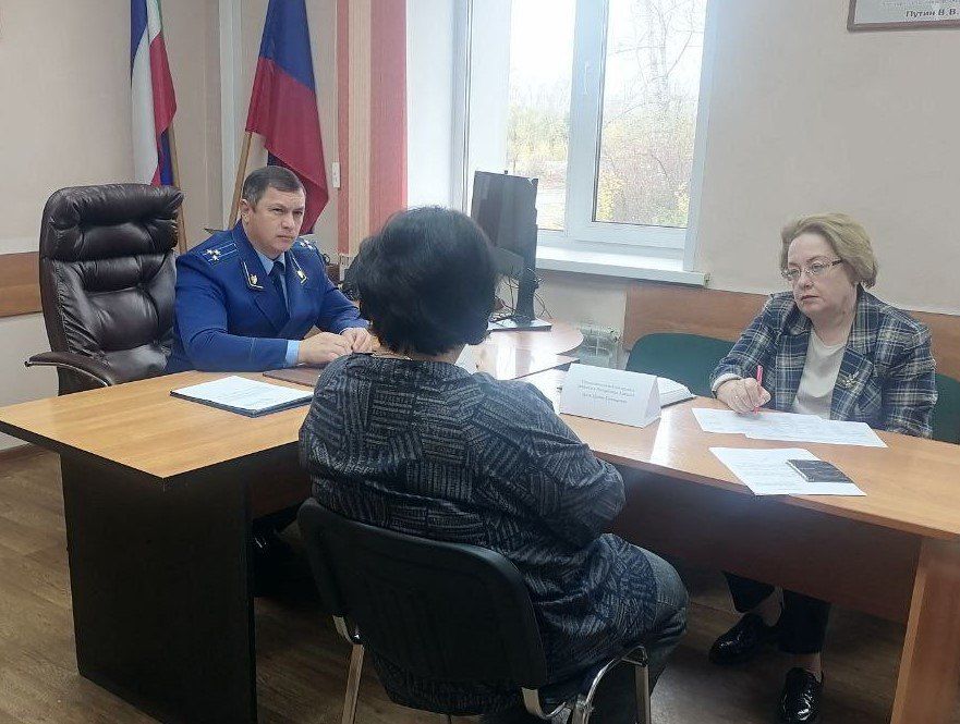 Заместитель прокурора Республики Хакасия Денис Стонт совместно с Уполномоченным по правам ребенка в Республике Хакасия Ириной Ауль провели прием граждан в прокуратуре Усть-Абаканского района