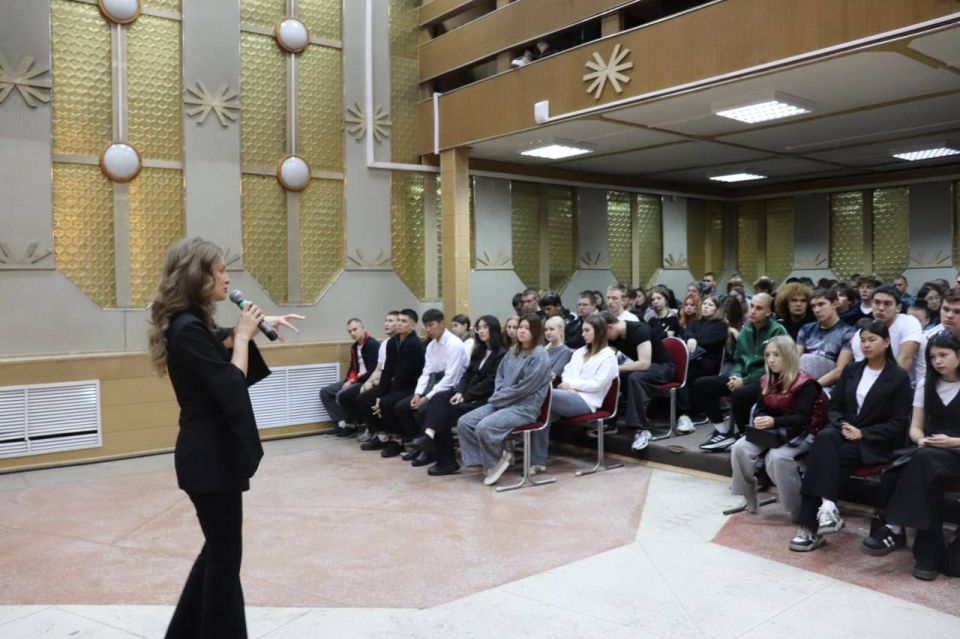 Депутат Верховного Совета Хакасии Анастасия Кочергина провела лекцию ко Дню воссоединения Донбасса и Новороссии с Россией