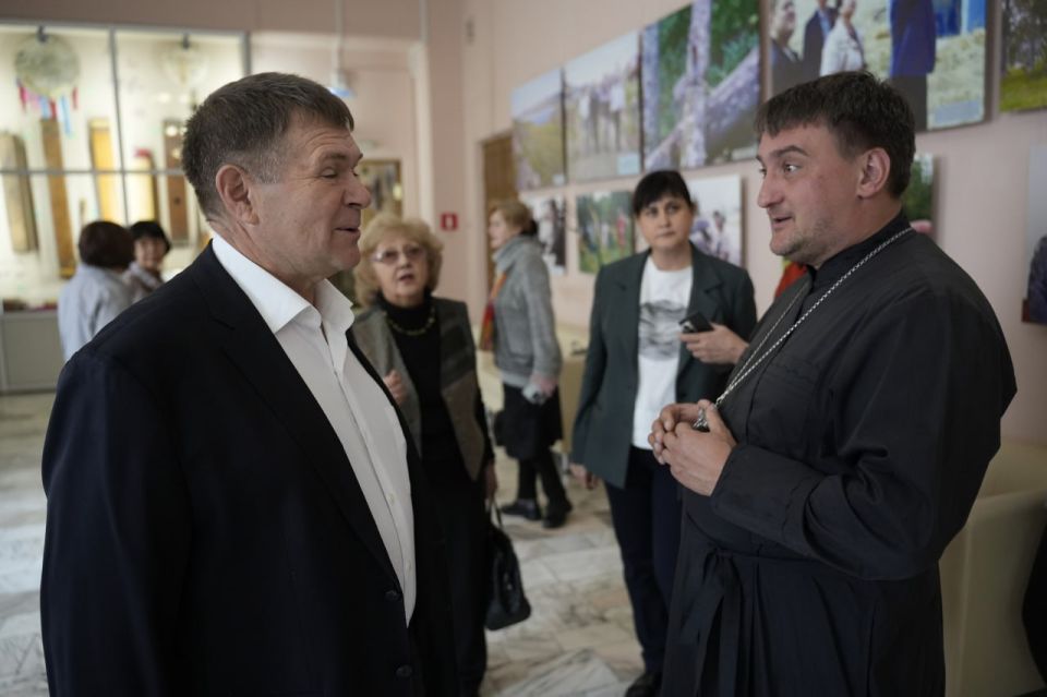 В Хакасии открылась персональная фотовыставка Равиля Дзязько