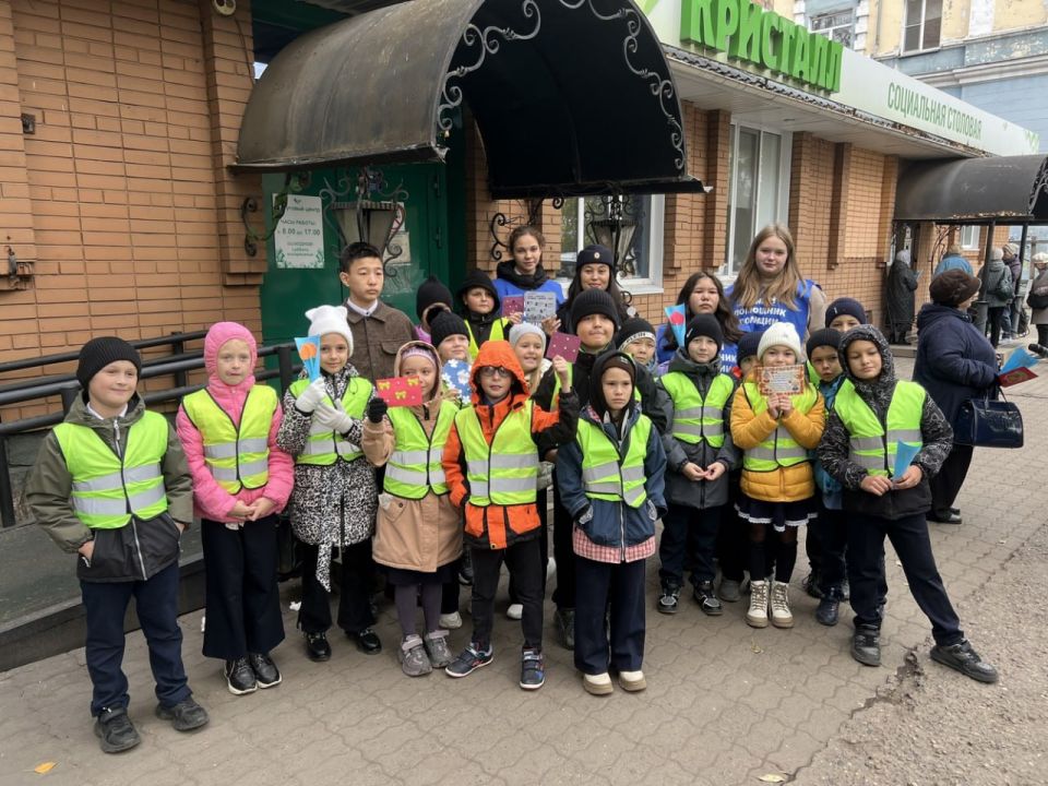 В Абакане Госавтоинспекторы и учащиеся 20-й школы вручили световозвращающие элементы людям пожилого возраста