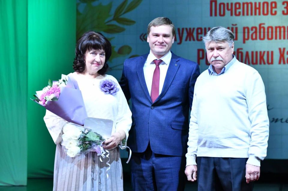 Валентин Коновалов вручил государственные награды педагогам Хакасии