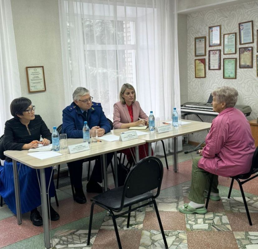 С рабочим визитом прокурор Республики Хакасия Сергей Фирсов посетил ГАУ Республики Хакасия «Черногорский социально-оздоровительный центр имени А.И. Лебедя», где поздравил посетителей центра с Международным днем пожилых...