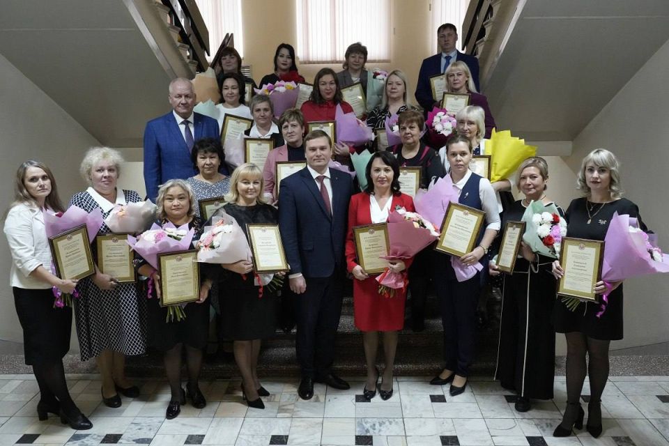 Глава Хакасии в преддверии Дня учителя наградил лучших педагогов, победивших в профессиональных конкурсах
