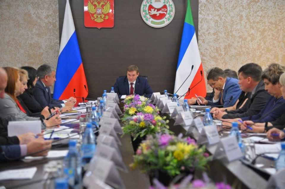 Валентин Коновалов провел встречу с главами муниципалитетов по текущей финансово-экономической ситуации