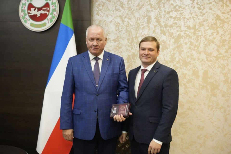 Министр образования и науки Хакасии удостоен звания «Заслуженный работник системы образования Республики Хакасия»