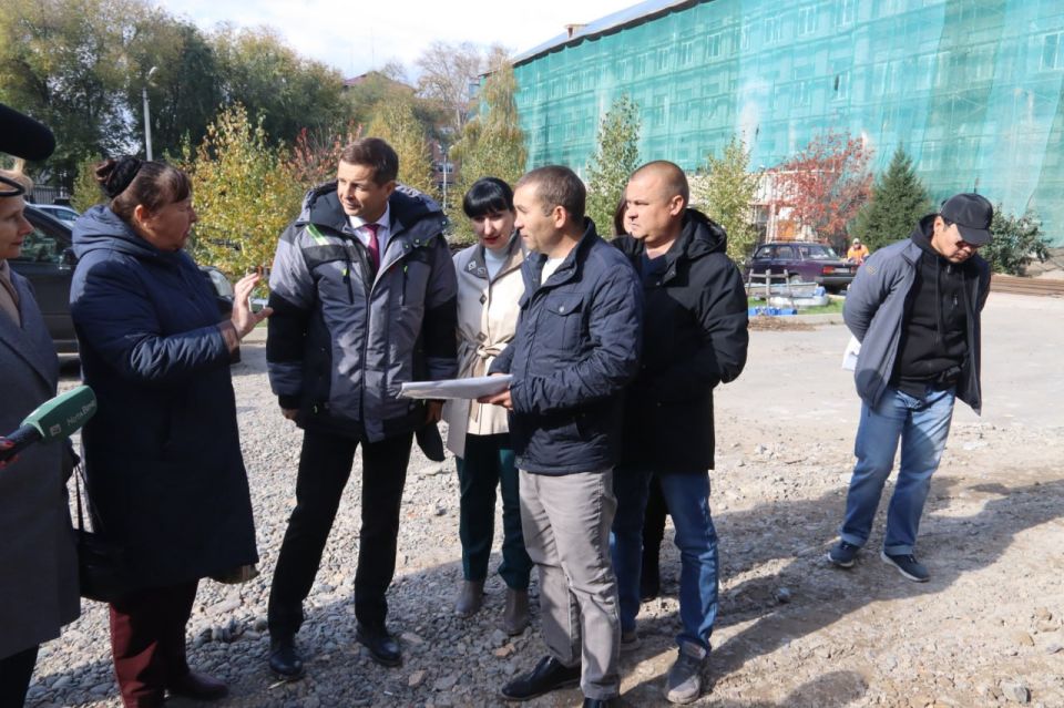 Сегодня на очередном штабе по выполнению капитального ремонта здания школы № 1 Глава города Абакана Алексей Лемин обсудил с подрядчиком технические решения и график работ, а также сохранение исторических цветов фасада и...