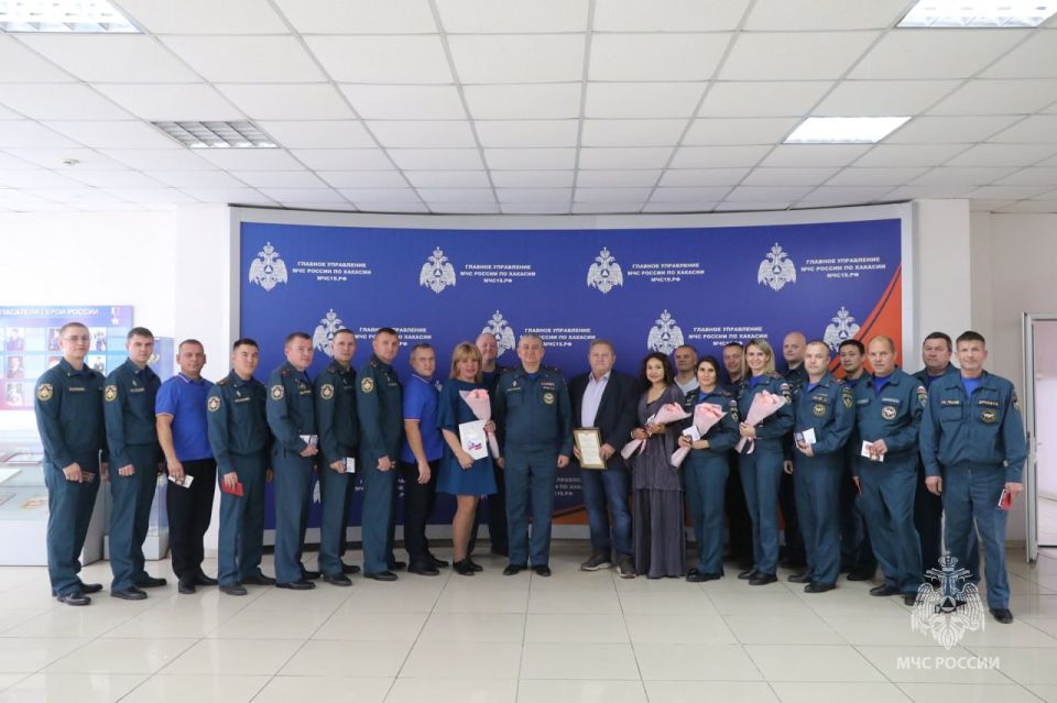 Поздравили героев гражданской обороны!