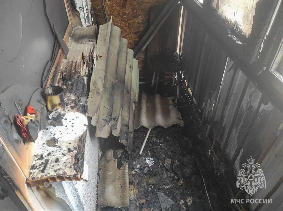 В Ширинском районе пожарные потушили балкон и спасли двух человек