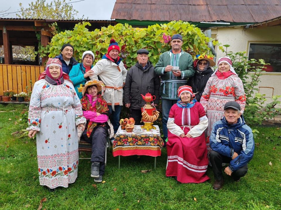 Ветераны аппарата МВД по Республике Хакасия дружно провели День пожилого человека на природе