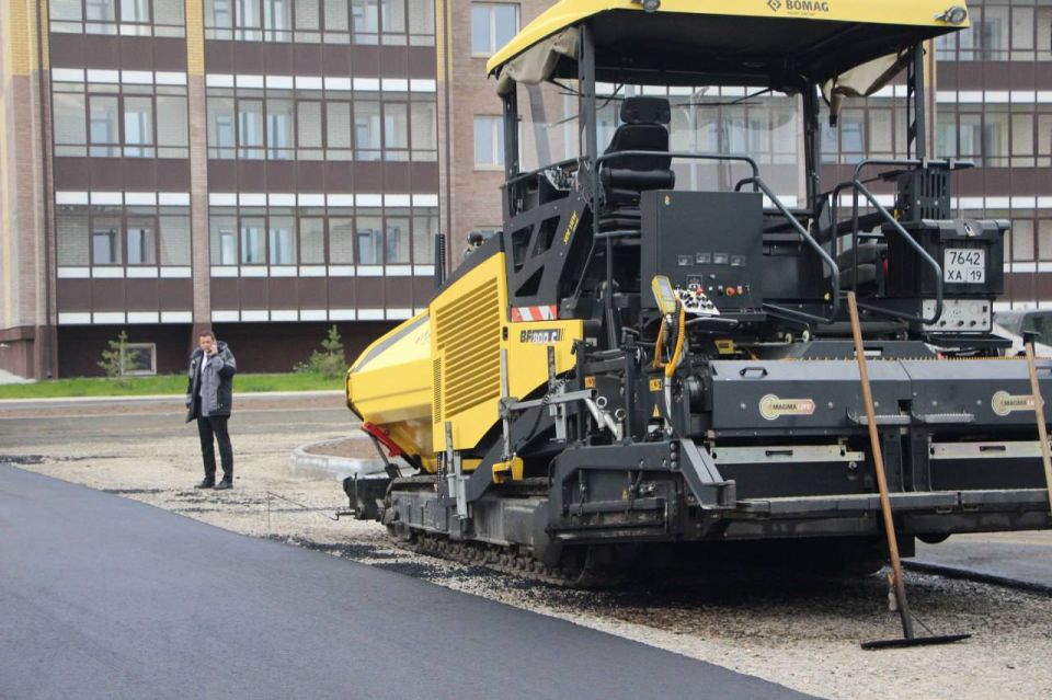 Алексей Лемин: Выполняем благоустройство проезда рядом с новой школой № 33 и домом по улице Арбан, 16. Проезд и парковка необходимы и жителям, и школе, где сейчас учатся более 2000 учеников