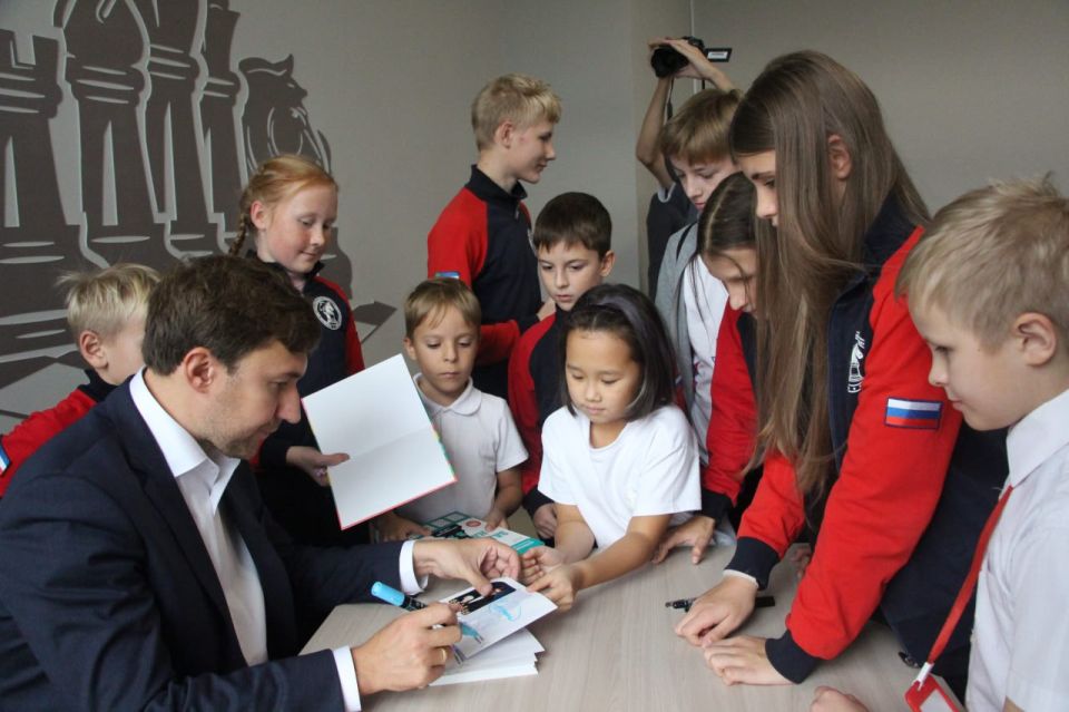  - -        ,  3      33,        