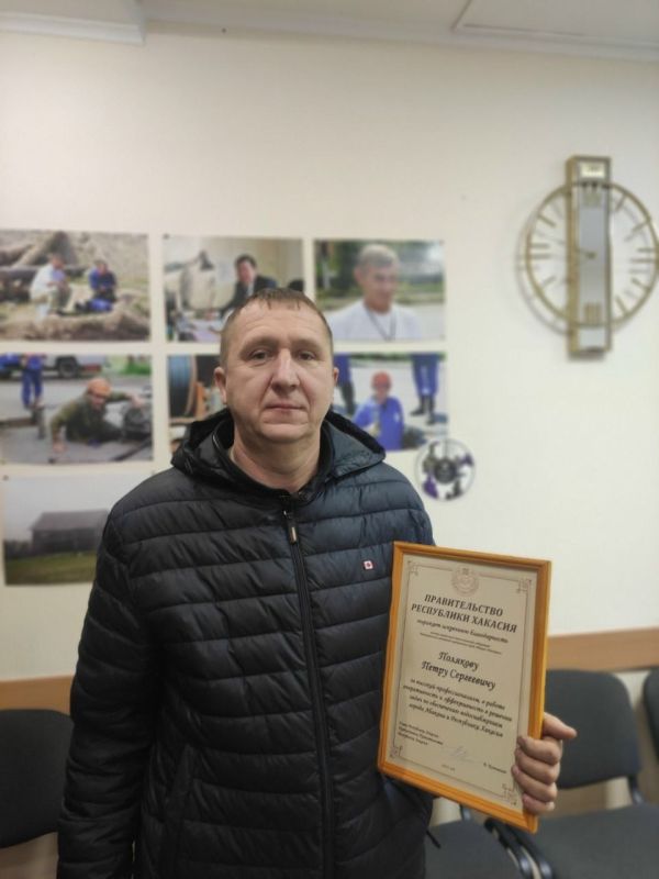 Благодарность от Главы Хакасии Валентина Коновалова заслужил Пётр Сергеевич Поляков, руководитель передвижной лаборатории абаканского «Водоканала»
