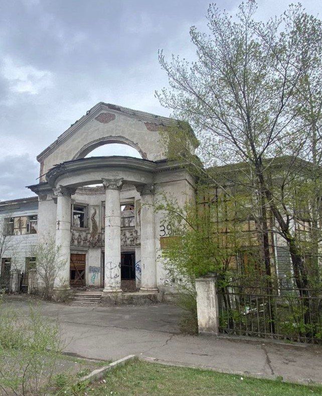 В ходе проверки прокуратура г. Черногорска установила, что на территории Черногорска расположен объект культурного наследия регионального значения «Дворец «Пионеров», состояние которого оценено как аварийное