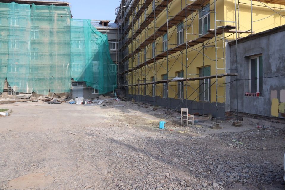 На фасаде школы № 1 выполнено 2870 кв. м штукатурки (стены, откосы), осталось оштукатурить 930 кв. м, нанесено фактурной штукатурки «короед» 1357 кв. м. «Муниципальный жилищный фонд» приступил к окрашиванию фасада там, где...