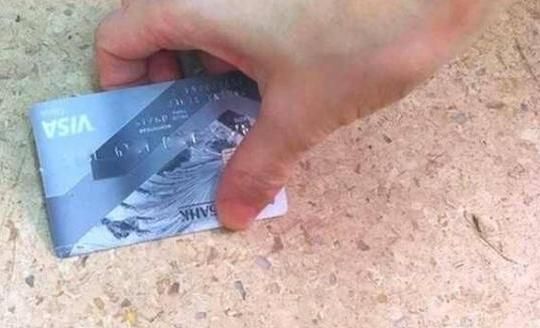 Черногорские оперативники уголовного розыска задержали подозреваемого в краже денег с утраченной банковской карты