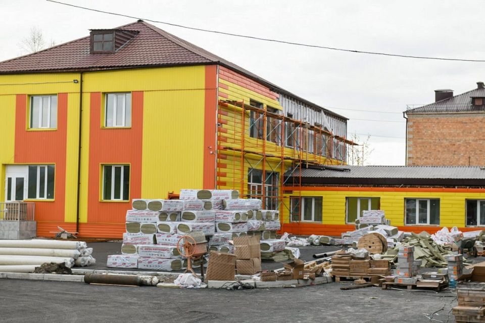 Глава Хакасии оценил ход работ по строительству и ремонту важных социальных объектов в Бограде