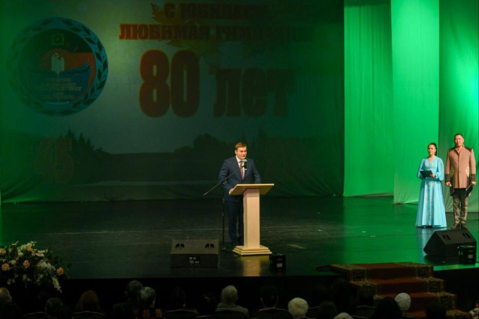 Валентин Коновалов поздравил коллектив национальной гимназии с юбилеем