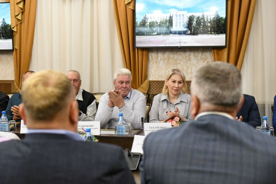 Валентин Коновалов: В преддверии Дня работника дорожного хозяйства вручил государственные награды