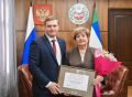 Глава Хакасии вручил Почетную грамоту Людмиле Миндибековой