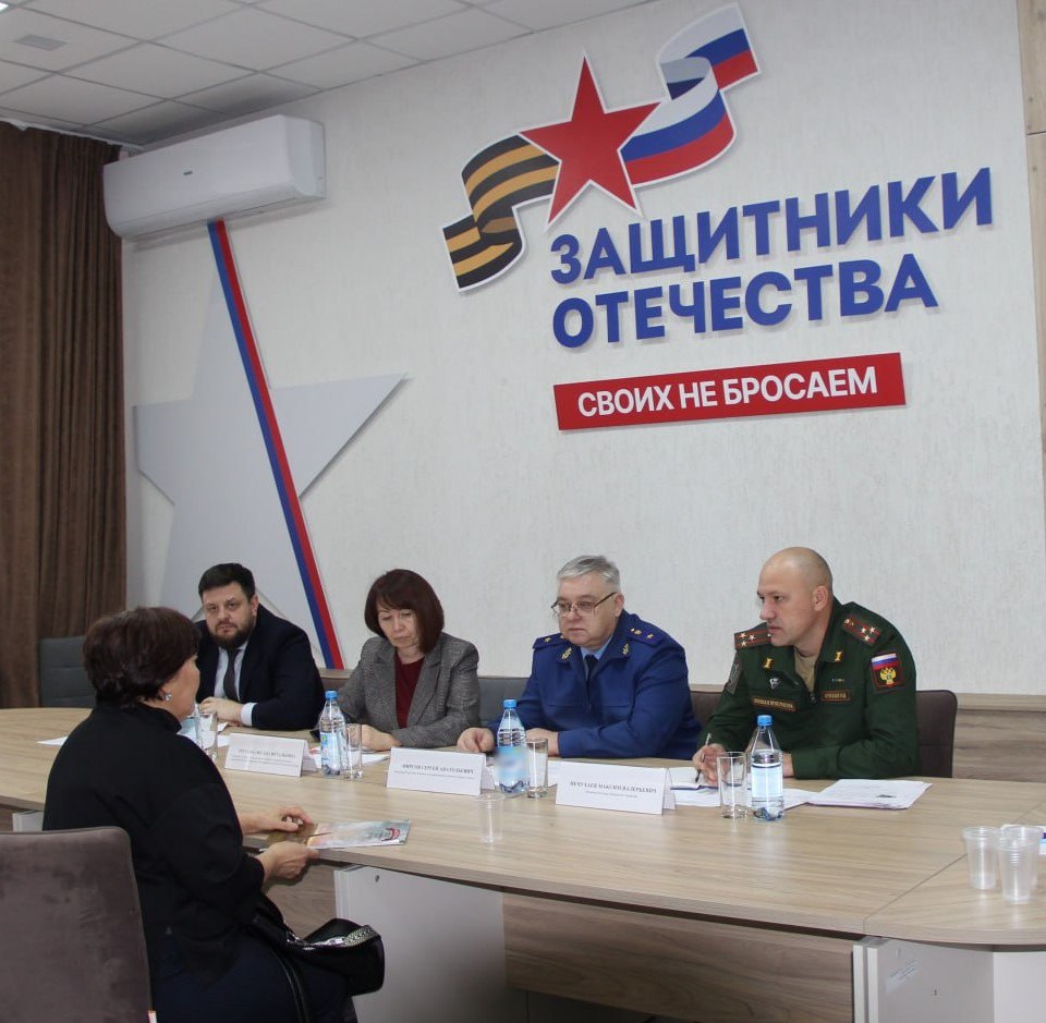 Прокурор Республики Хакасия Сергей Фирсов, Военный прокурор Абаканского гарнизона Максим Нечухаев, первый заместитель регионального Министра труда и социальной защиты Андрей Петров, руководитель филиала Государственного...