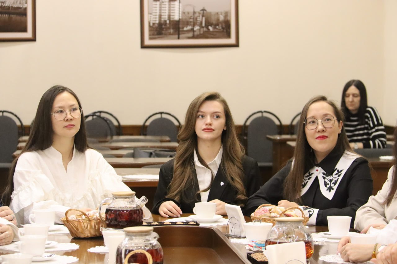 Сегодня в городской администрации Глава города Абакана Алексей Лемин встретился с плеядой молодых, но уже блистательных педагогов – теми, кто сегодня творит будущее абаканского образования Сегодня в городской администрации Глава города Абакана Алексей Лемин встретился с плеядой молодых, но уже блистательных педагогов – теми, кто сегодня творит будущее абаканского образования