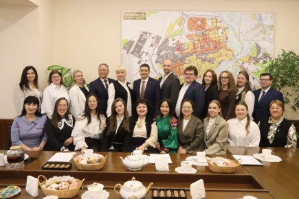 Сегодня в городской администрации Глава города Абакана Алексей Лемин встретился с плеядой молодых, но уже блистательных педагогов – теми, кто сегодня творит будущее абаканского образования