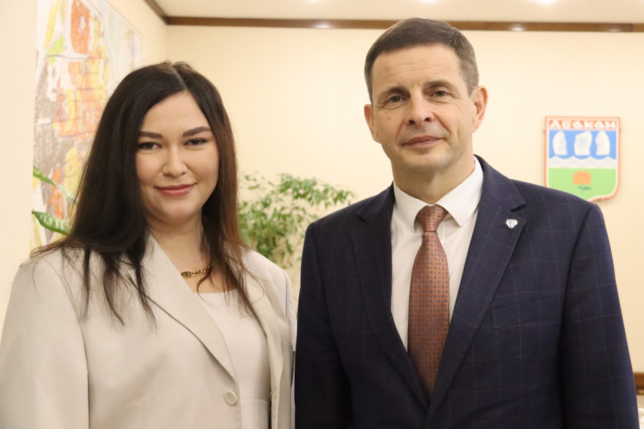 Сегодня в городской администрации Глава города Абакана Алексей Лемин встретился с плеядой молодых, но уже блистательных педагогов – теми, кто сегодня творит будущее абаканского образования Сегодня в городской администрации Глава города Абакана Алексей Лемин встретился с плеядой молодых, но уже блистательных педагогов – теми, кто сегодня творит будущее абаканского образования