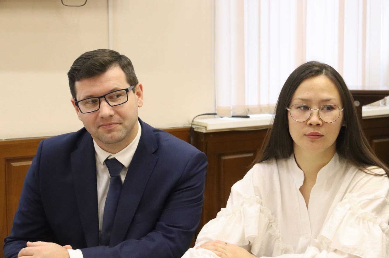 Сегодня в городской администрации Глава города Абакана Алексей Лемин встретился с плеядой молодых, но уже блистательных педагогов – теми, кто сегодня творит будущее абаканского образования Сегодня в городской администрации Глава города Абакана Алексей Лемин встретился с плеядой молодых, но уже блистательных педагогов – теми, кто сегодня творит будущее абаканского образования