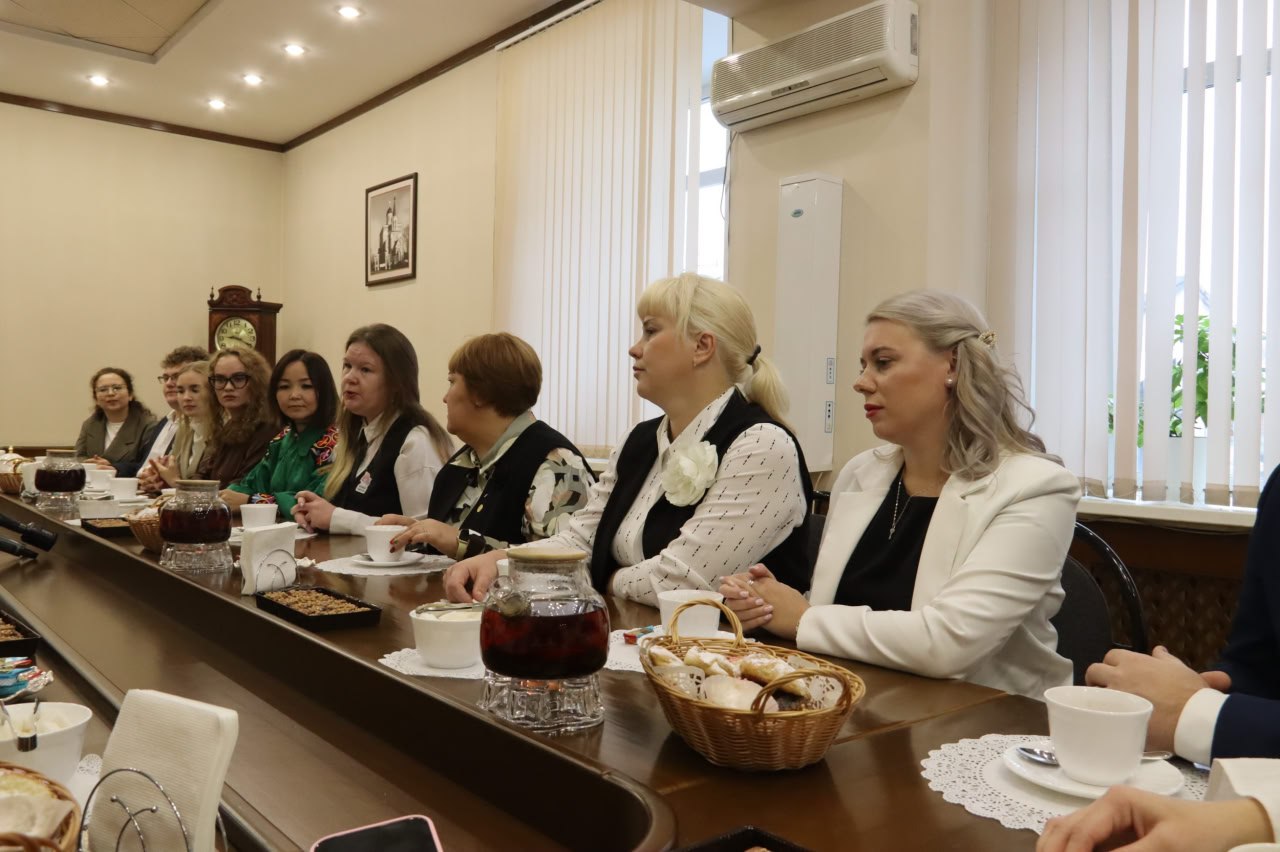 Сегодня в городской администрации Глава города Абакана Алексей Лемин встретился с плеядой молодых, но уже блистательных педагогов – теми, кто сегодня творит будущее абаканского образования Сегодня в городской администрации Глава города Абакана Алексей Лемин встретился с плеядой молодых, но уже блистательных педагогов – теми, кто сегодня творит будущее абаканского образования