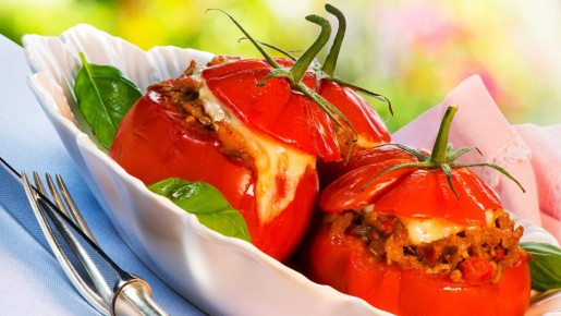 Гостям будет не до салатов: эти горячие фаршированные помидоры — просто пальчики оближешь